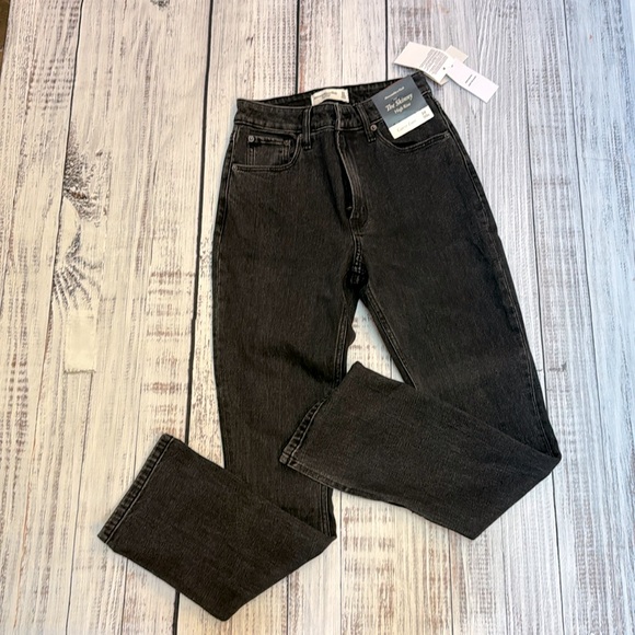 NWT Abercrombie The Skinny High Rise Curve Love Black Jean - Size 24 Short - Picture 1 of 5